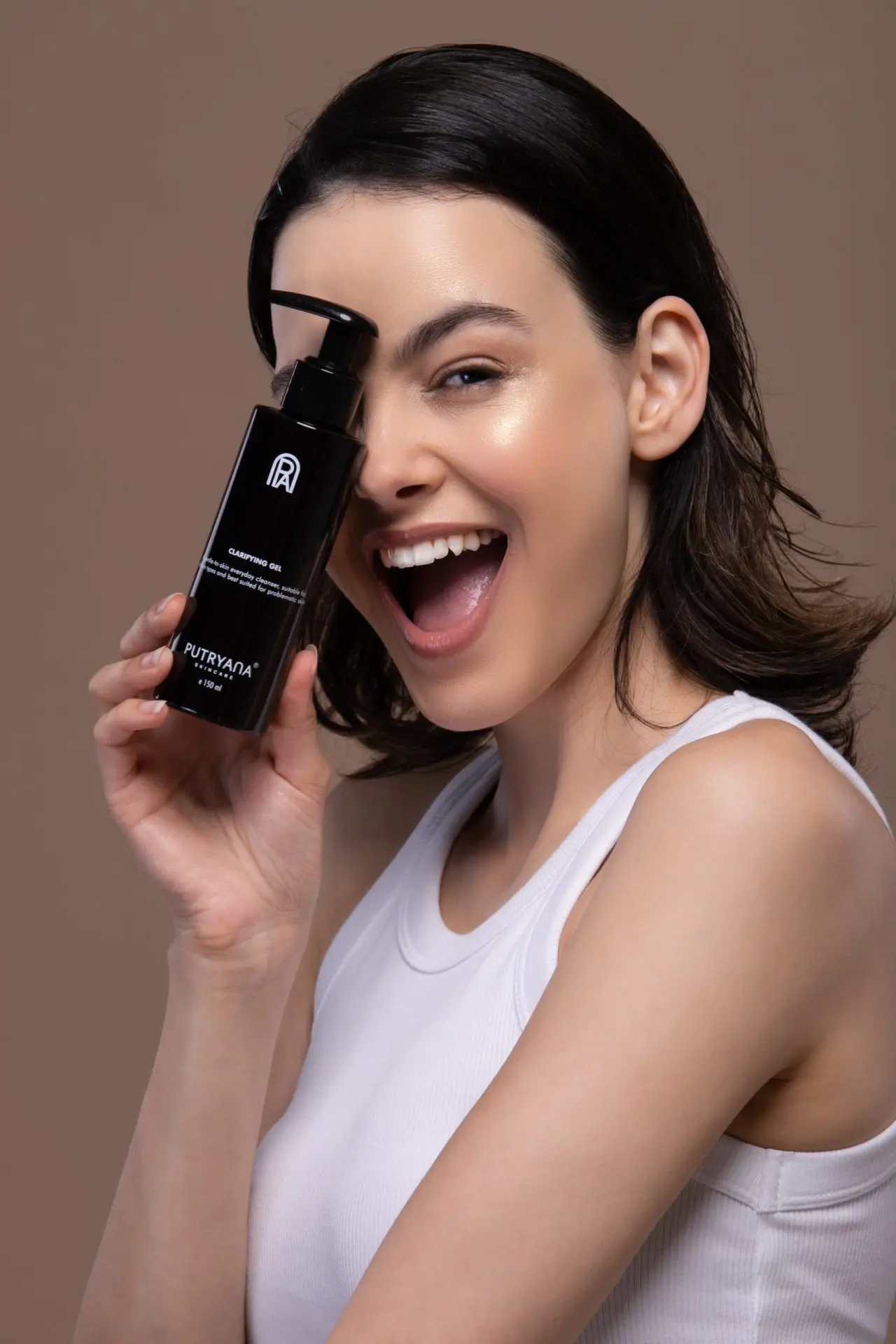 Model Posing With Clarifying Gel